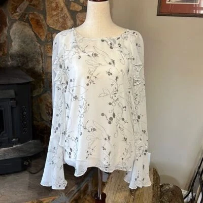 Blusa Chelsea28 floral manga campana con volantes Foto 1 de 4