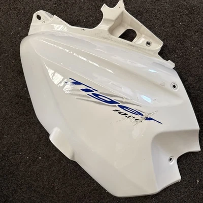 Pannello laterale serbatoio sinistro bianco Triumph Tiger 1050 2007-2013 pt.n. 2306881 #F1 - Immagine 1 di 4