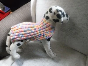 HANDGESTRICKTER ACRYL 10" HAUSTIER PULLOVER - PASTELLFARBEN MULTI - NEU - Bild 1 von 4