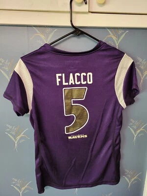 Camiseta deportiva para mujer pequeña del equipo de la NFL Baltimore Ravens púrpura flaco” Foto 1 de 4