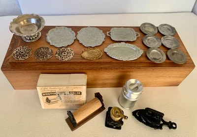 Lote de 19 artículos accesorios metálicos miniatura vintage para casa de muñecas, años 80 Foto 1 de 4