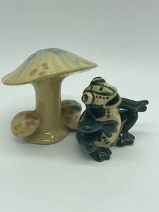 Vintage 1940s Ceramic Art Studio Hand Painted Frog/Mushroom salt pepper shakers - Picture 1 of 12
