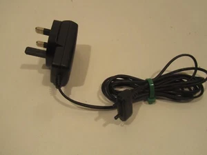 ONE GENUINE ORIGINAL SONY ERICSSON MAINS CHARGER FOR K750i W595 K630i C905 ETC - Zdjęcie 1 z 2
