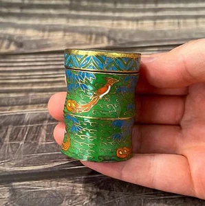 Vintage Chinese Cloisonné Cylindrical Decorative Peacocks Green Snuff Box - Picture 1 of 10