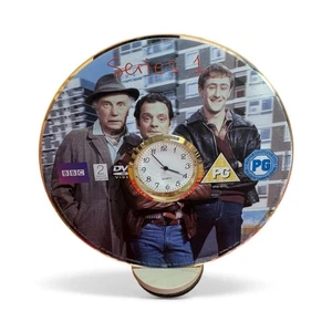 Fools Y Caballos Novelty Escritorio DVD Reloj Con Fijo Oro Inserto Serie 1 - Picture 1 of 2
