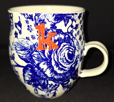 ANTHROPOLOGIE LETRA INICIAL "K" PÁSSARO AZUL E VERMELHO CASEIRO FLORAL XÍCARA DE CAFÉ - Imagem 1 de 4