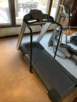 Precor 9.33 Treadmill - Image 1 of 4