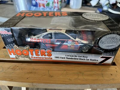 1/24 Racing Champion 2003 Hooters Promo 20 Aniversario #7 Chrome T-Bird Foto 1 de 4