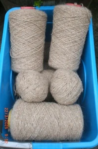 wool off SHETLAND SHEEP, UNIQUE MIX, FAWN+GREY ARAN, 1,000g (yes ! very cheap) - Picture 1 of 2