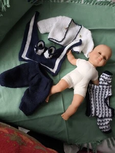 Babypuppe, 40cm, Weichkörper; + Strick-5-Teiler:Hose,Jacke,Pulli,Socken,Überwurf - Bild 1 von 10