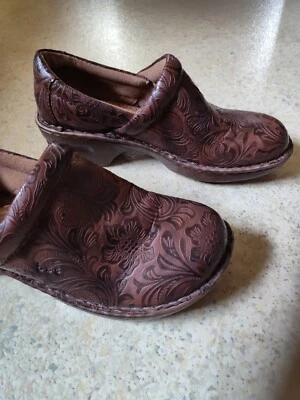 Zuecos de enfermera BOC 9W Born Concept marrón peggy florales sin cordones zapatos para mujer  Foto 1 de 4