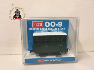 Peco GR-500UG GVT 4-wheel enclosed side coach, plain green, OO-9 - Picture 1 of 1