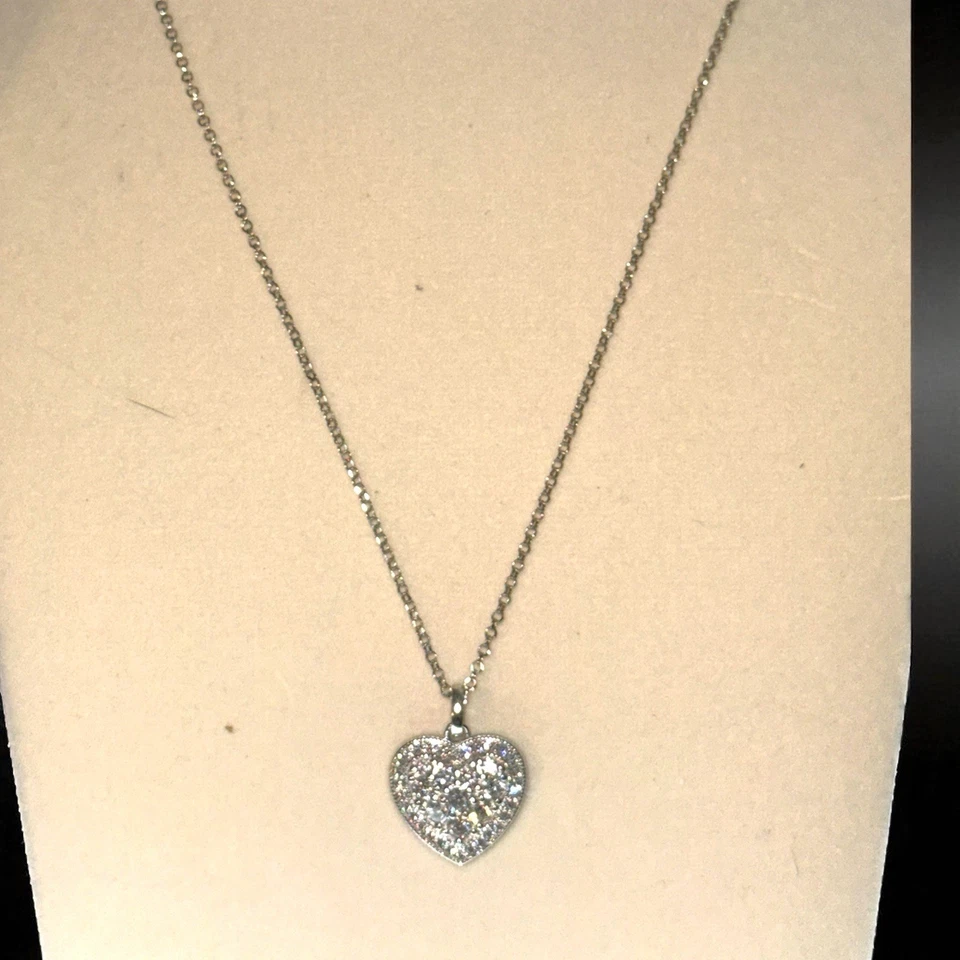 Collar y corazón de oro blanco de 14 quilates con corazón de diamantes de laboratorio  Foto 1 de 4