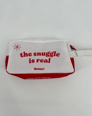 Soporte para bolsa de pañales Huggies con asa 'The Snuggle Is Real' rojo blanco Foto 1 de 4