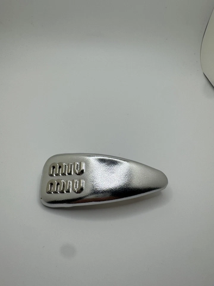 Pinza para el pelo de cuero plateado Miu Miu acento dorado metal y logotipo cosido Foto 1 de 4