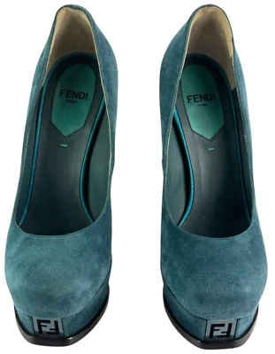 Zapatos de salón FENDI de gamuza turquesa oscura hechos en Italia marcados como 35-5 EE. UU. Foto 1 de 4