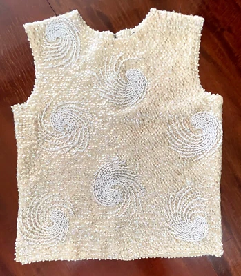 De colección. Top con cuentas blancas Regalia Imports Hong Kong talla S años 50 Kaufmann's Foto 1 de 4