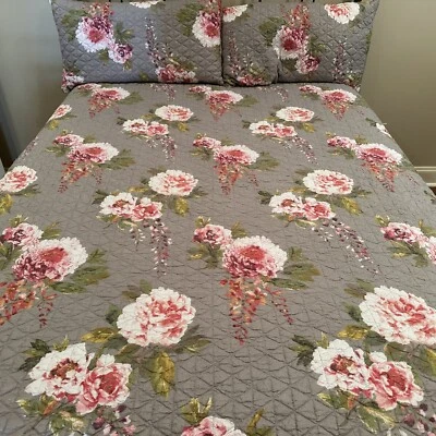 KING Comforter & 2 King Shams (pillows not included) - Image 1 of 4