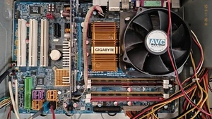 Never used - Gigabyte GA-G33-DS3R + Pentium D 945 + 6 GB DDR2 800 + GeForce 7000 - Imagen 1 de 12
