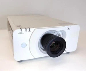 Proyector DLP Panasonic PT-DZ570U 4000 lúmenes ANSI 6951 horas de lámpara - Imagen 1 de 1