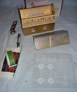 HORNBY OO GAUGE SIGNAL BOX R8005 BOXED - Picture 1 of 1