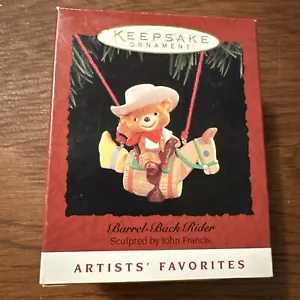HALLMARK RECUERDO ORNAMENTO ~ BARRIL TRASERO JINETE ~ 1995 *SIN USAR, EN CAJA ORIGINAL - Imagen 1 de 2