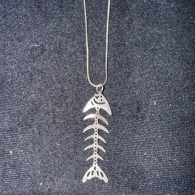 Colgante de plata esterlina de hueso de pez - articulado - (3/4 x 2 1/8 pulgadas en cadena de 24 pulgadas Foto 1 de 4