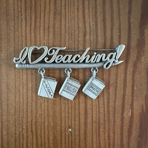 VINTAGE Lehrer Brosche Anstecknadel Buch Hänger Charms SIGNIERT JJ Zinn silberfarben 3" - Bild 1 von 5