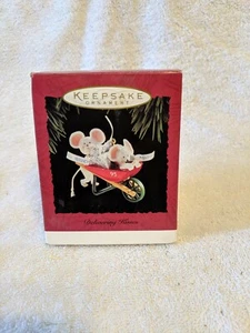 Hallmark Andenken Ornament 1995 "Delivering Kisses" NEU - Bild 1 von 11