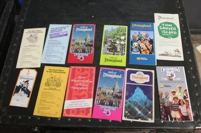 Lote x 12 guías y folletos de recuerdo vintage de Disneyland años 80 Foto 1 de 4