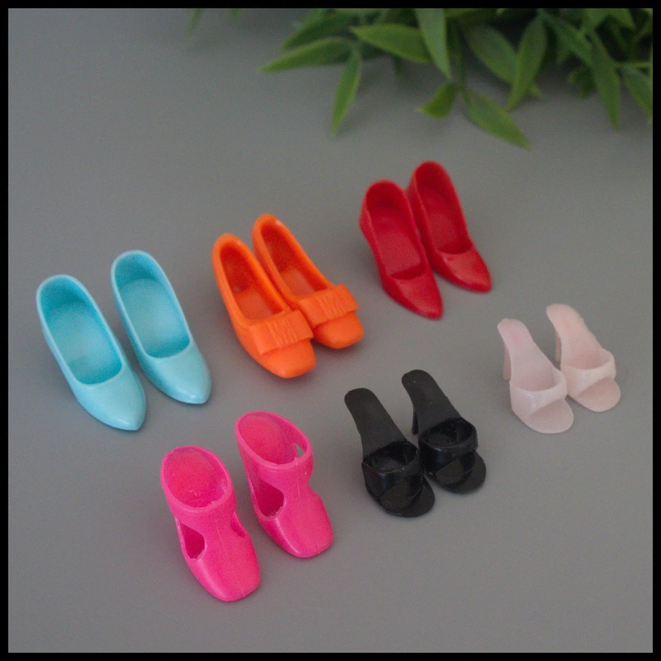 🖤6 Sapatos Barbie MULTICOLOR Fechados Abertos Salto Mules Bombas Japão Antigo 1960❤️ - Imagem 1 de 4