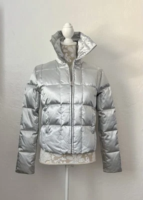 Chaqueta acolchada Wet Seal para mujer 50 % plumón relleno plumas pequeña metálica plateada Foto 1 de 4