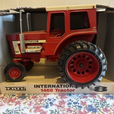 International Harvester 1468 V-8 Toy Tractor With Duals, 1:16 Vintage 1993 ERTL - Image 1 of 4