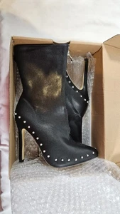 Neu trendige und einzigartige schwarze Nieten Stiefel Stilettoabsatz EU Gr. 38 US Größe 7,5 M  - Bild 1 von 9