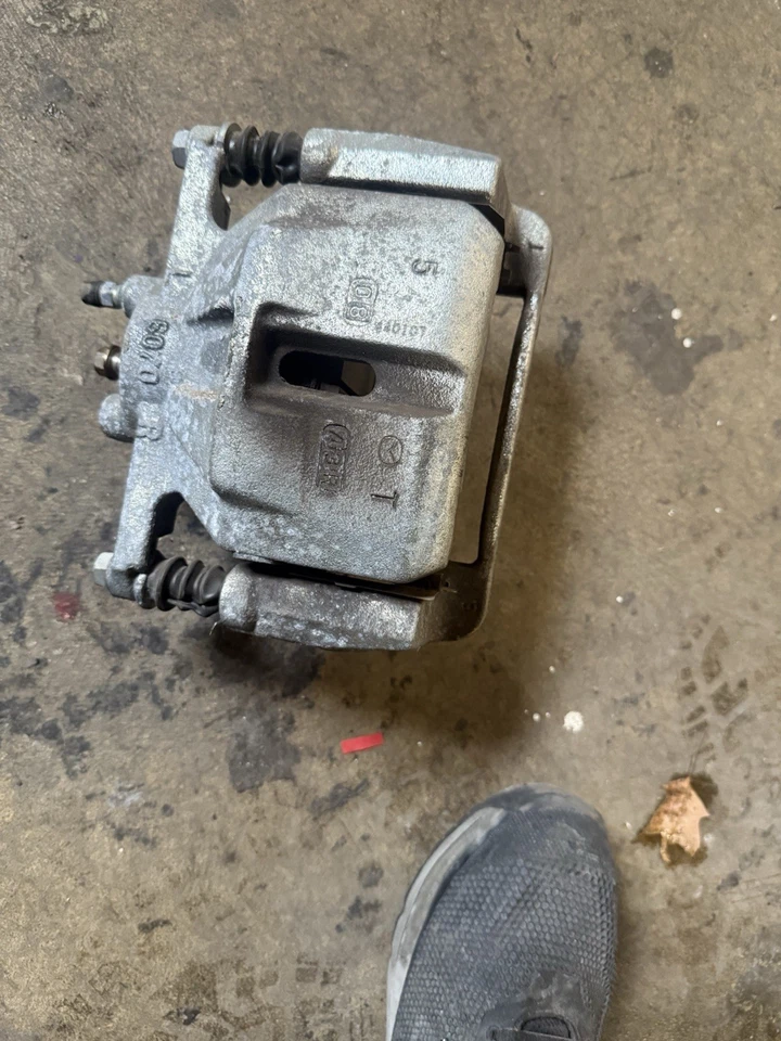 Pinza de freno de disco delantera izquierda Mazda CX-5 2017-2025 OEM 8 K kilometraje Foto 1 de 3