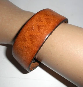Brazalete de muñeca de cuero con diseño de perro estilo azteca joyería recuperada Boho West - Imagen 1 de 8