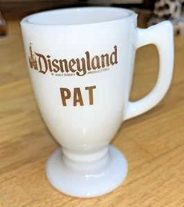 Taza pedestal vintage DISNEYLAND BLANCO VASO DE LECHE con el nombre PAT - Imagen 1 de 6