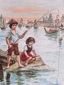 Chambéry "Au Gagne-Petit" J. Favre Rare Chromo Savoie Enfants pêche bateaux - Foto 1 di 3