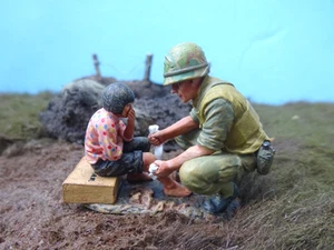 king &country 54mm VN055 American soldier & Vietnamese child 2 figs 2019 MIBoop - Bild 1 von 5