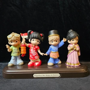 Precious Moments Singapore Thots exclusivo JUNTOS HACEMOS UNA NACIÓN, 189604 LE - Imagen 1 de 21