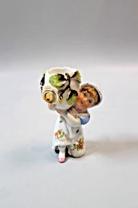 Conta & Boehme figurine of kneeling girl holding a pot with floral decoration - Picture 1 of 6