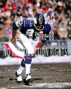 GENE WASHINGTON MINNESOTA VIKINGS GETTING OFF THE LINE OF SCRIMMAGE 1970 - Picture 1 of 1