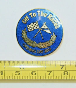 Off To The Races Opening Day 2003 Car Racing Collectible Round Pin Vintage - Imagen 1 de 6