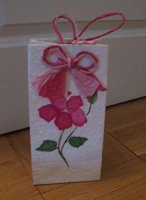 BOLSA REGALO PAPEL TEXTURIZADO CON APLIQUE DE FLORES Foto 1 de 4