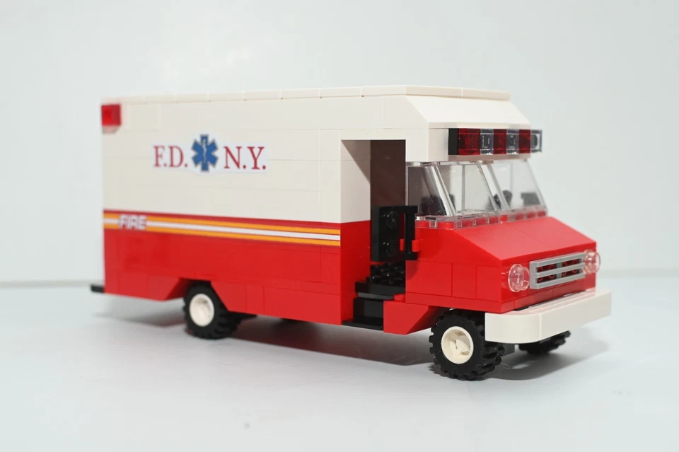 Camión del Departamento de Bomberos de Nueva York modelo personalizado construido y compatible con ladrillos LEGO® Foto 1 de 2