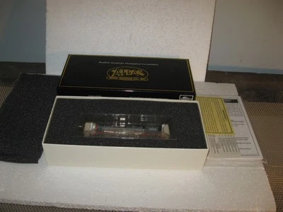 HO SCALE ATLAS MASTER SERIES GOLD SOUTHERN PACIFIC MP-15DC LOCOMOTIVE! - Image 1 of 4