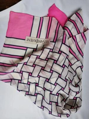 Bufanda de seda Yves Saint Laurent rosa geométrico 31,5" 31,5" Foto 1 de 2