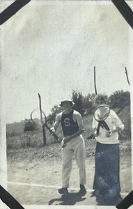 Foto de colección muy pequeña de hombre y mujer jugando al tenis instantánea temprana de los años 20 - Imagen 1 de 2