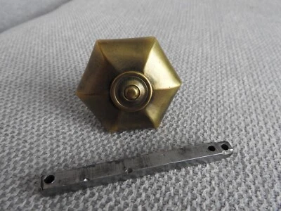 POIGNEE DE PORTE ANCIENNE EN LAITON ANCIEN BOUTON FENETRE SERRURE QUINCAILLERIE - Photo 1/4