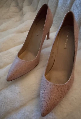 VIA SPAGA TALLA 9 Zapatos de salón con punta de aguja de piel de charol moteado desnudo Foto 1 de 4